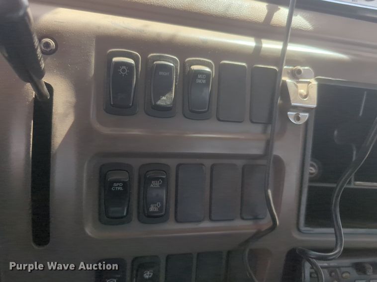 image for item NG9496 2003 Mack CH600 semi truck