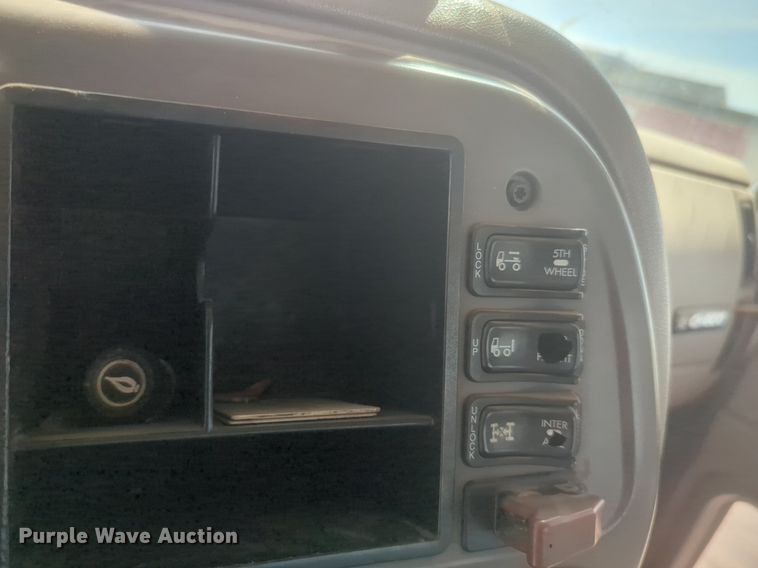 image for item NG9496 2003 Mack CH600 semi truck