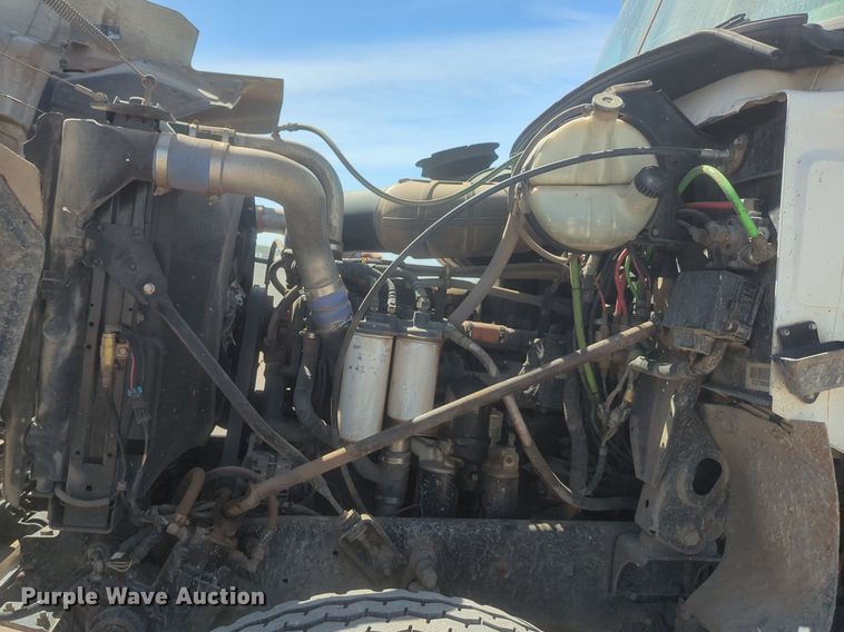 image for item NG9496 2003 Mack CH600 semi truck