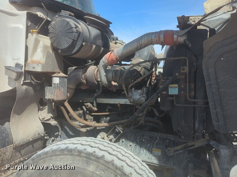 image for item NG9496 2003 Mack CH600 semi truck