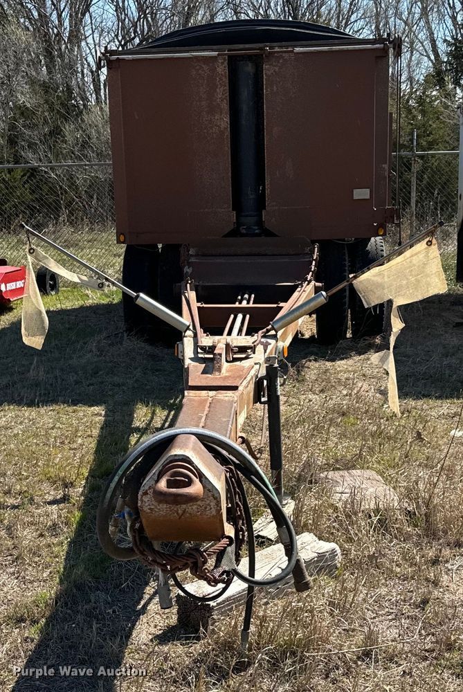 image for item NH9038 2005 Cornhusker  800R-2805-656 end dump pup trailer