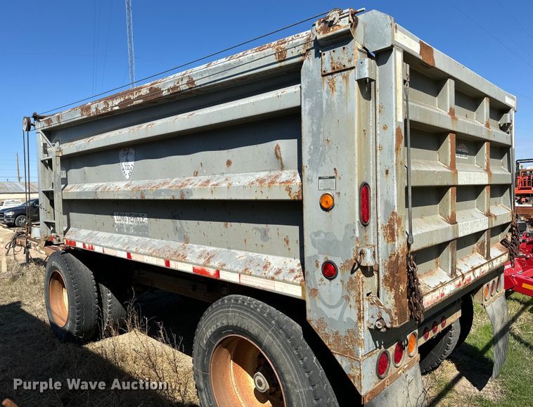 image for item NH9038 2005 Cornhusker  800R-2805-656 end dump pup trailer