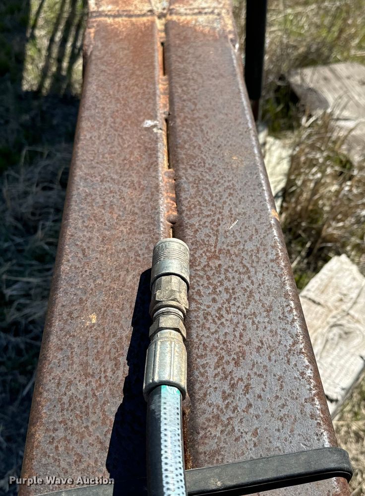 image for item NH9038 2005 Cornhusker  800R-2805-656 end dump pup trailer