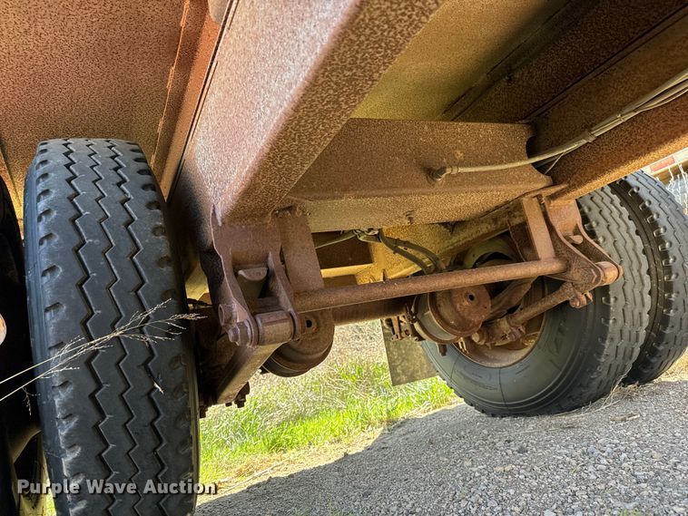 image for item NH9038 2005 Cornhusker  800R-2805-656 end dump pup trailer