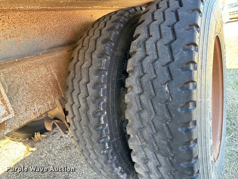 image for item NH9038 2005 Cornhusker  800R-2805-656 end dump pup trailer