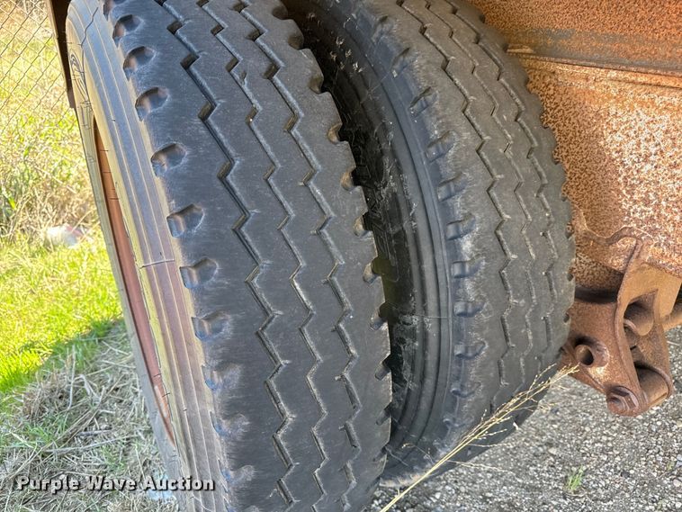 image for item NH9038 2005 Cornhusker  800R-2805-656 end dump pup trailer