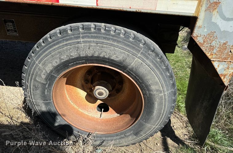 image for item NH9038 2005 Cornhusker  800R-2805-656 end dump pup trailer