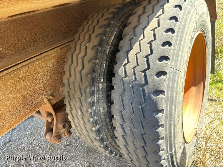 image for item NH9038 2005 Cornhusker  800R-2805-656 end dump pup trailer