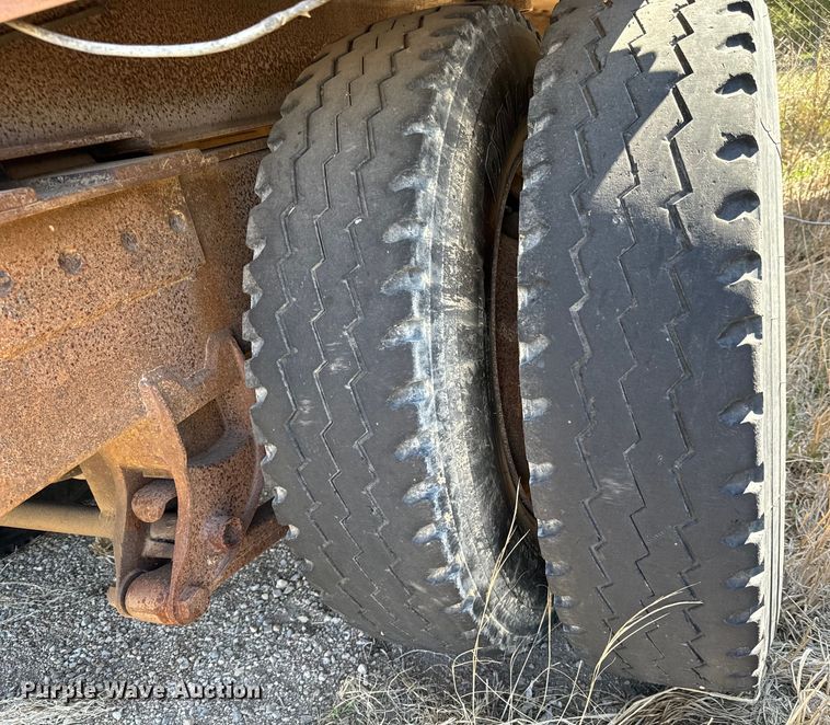 image for item NH9038 2005 Cornhusker  800R-2805-656 end dump pup trailer