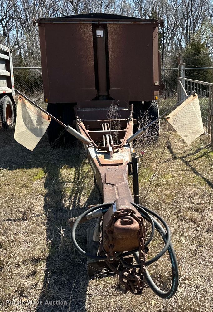 image for item NH9039 1999 Cornhusker  800R-93098-469 end dump pup trailer