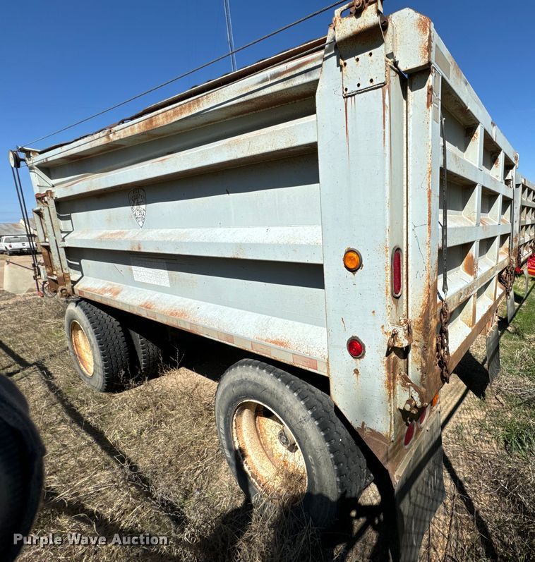 image for item NH9039 1999 Cornhusker  800R-93098-469 end dump pup trailer