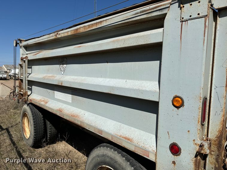 image for item NH9039 1999 Cornhusker  800R-93098-469 end dump pup trailer