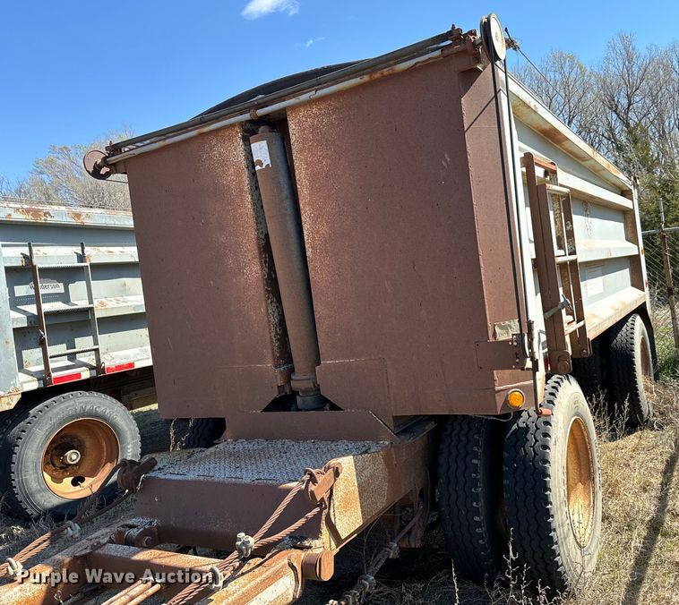 image for item NH9039 1999 Cornhusker  800R-93098-469 end dump pup trailer