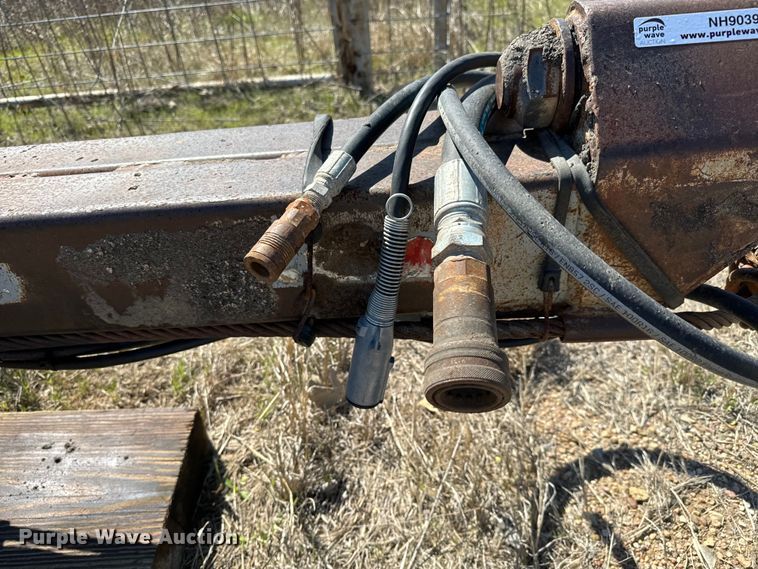 image for item NH9039 1999 Cornhusker  800R-93098-469 end dump pup trailer