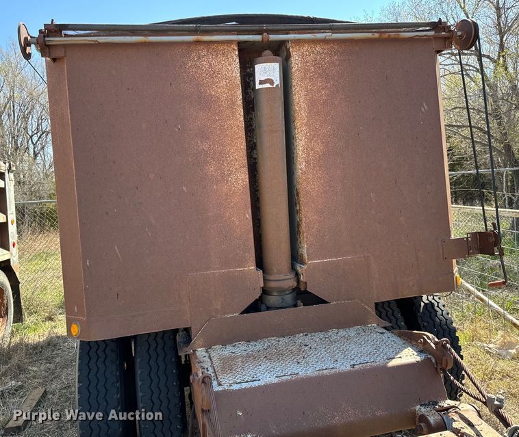 image for item NH9039 1999 Cornhusker  800R-93098-469 end dump pup trailer