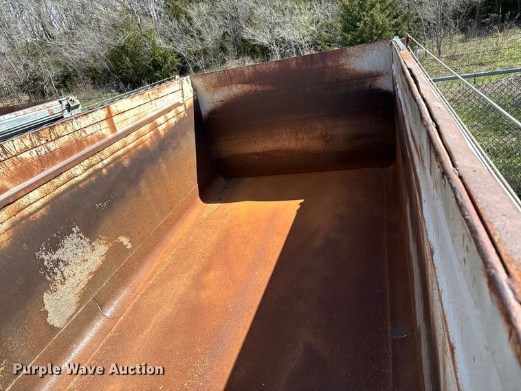 image for item NH9039 1999 Cornhusker  800R-93098-469 end dump pup trailer