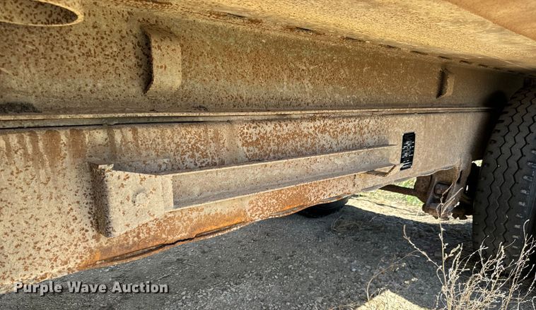 image for item NH9039 1999 Cornhusker  800R-93098-469 end dump pup trailer