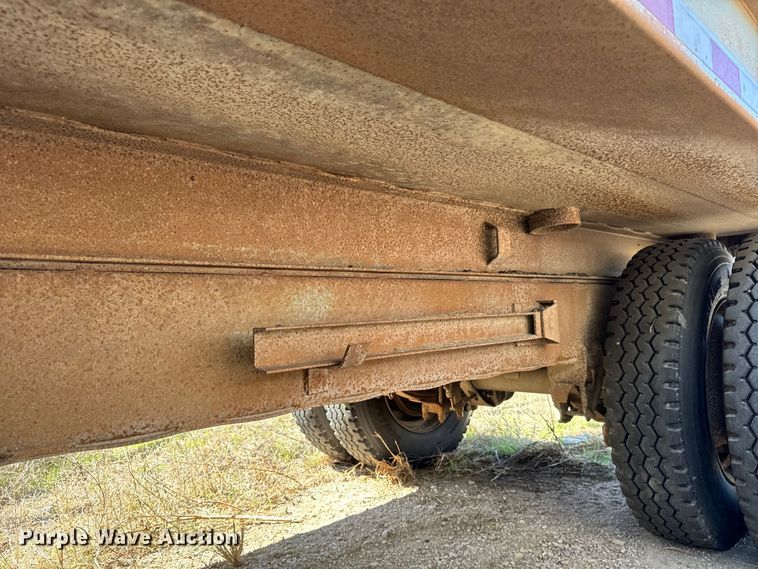 image for item NH9039 1999 Cornhusker  800R-93098-469 end dump pup trailer