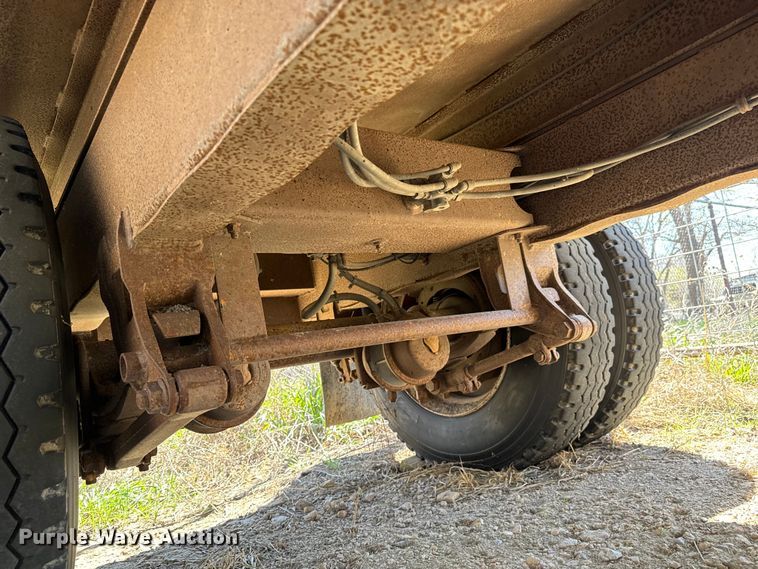 image for item NH9039 1999 Cornhusker  800R-93098-469 end dump pup trailer