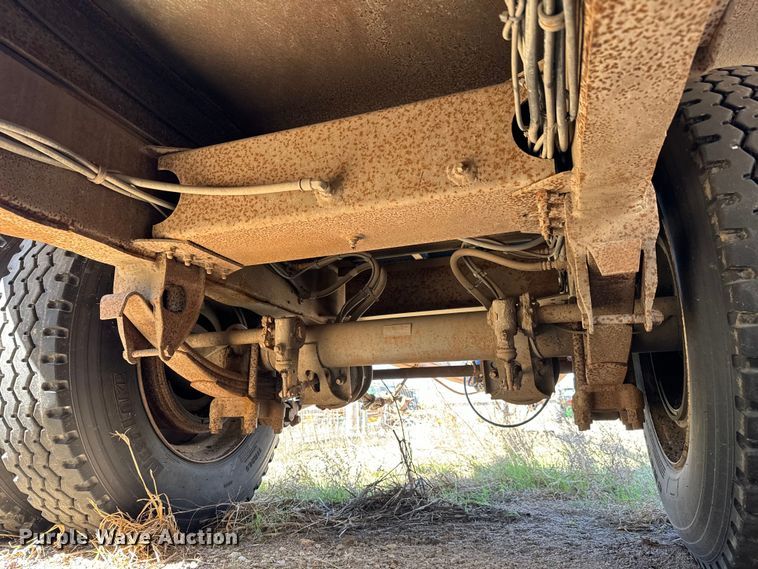 image for item NH9039 1999 Cornhusker  800R-93098-469 end dump pup trailer