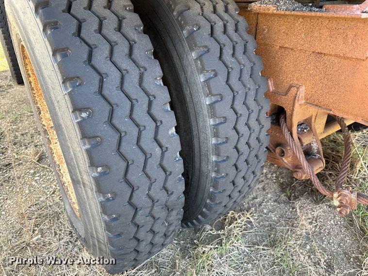 image for item NH9039 1999 Cornhusker  800R-93098-469 end dump pup trailer