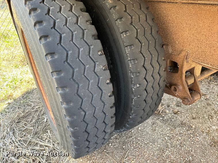 image for item NH9039 1999 Cornhusker  800R-93098-469 end dump pup trailer