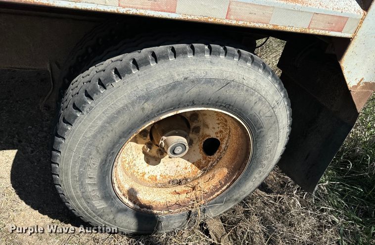 image for item NH9039 1999 Cornhusker  800R-93098-469 end dump pup trailer