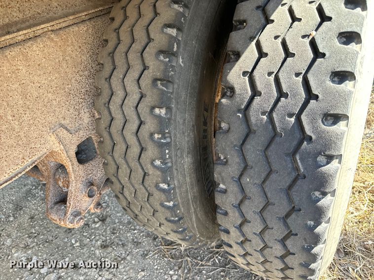 image for item NH9039 1999 Cornhusker  800R-93098-469 end dump pup trailer