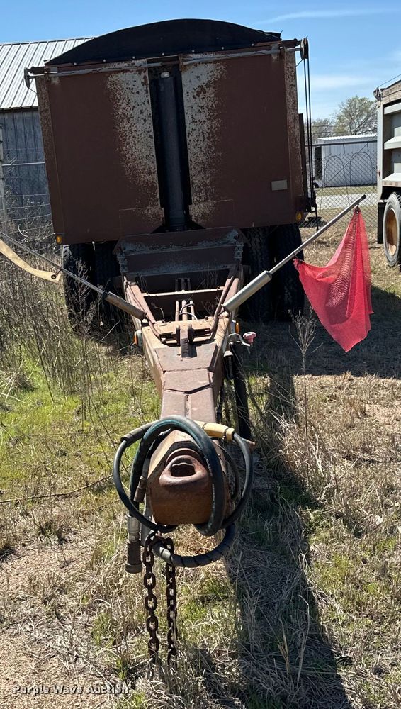 image for item NH9040 2002 Cornhusker  800R-32102-584 end dump pup trailer