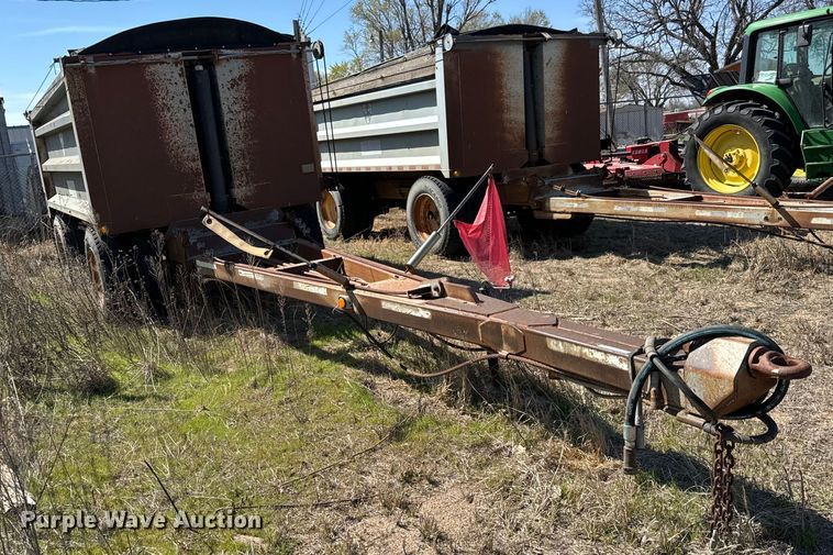 image for item NH9040 2002 Cornhusker  800R-32102-584 end dump pup trailer