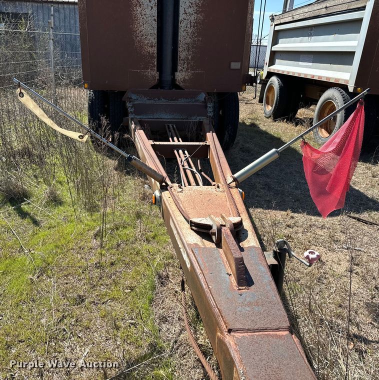 image for item NH9040 2002 Cornhusker  800R-32102-584 end dump pup trailer