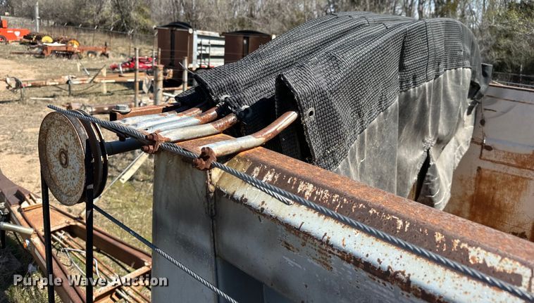 image for item NH9040 2002 Cornhusker  800R-32102-584 end dump pup trailer