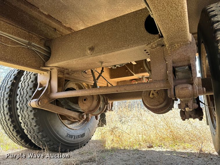 image for item NH9040 2002 Cornhusker  800R-32102-584 end dump pup trailer