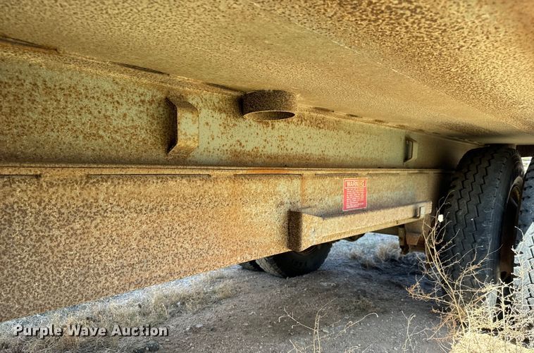 image for item NH9040 2002 Cornhusker  800R-32102-584 end dump pup trailer