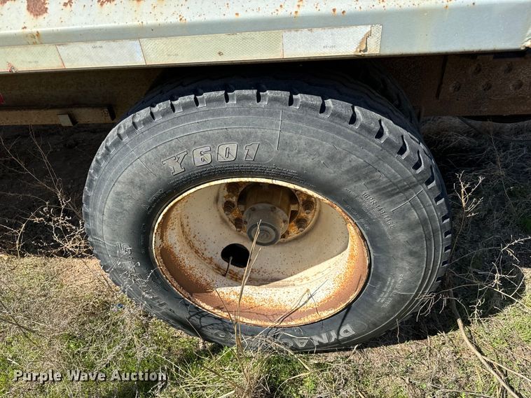 image for item NH9040 2002 Cornhusker  800R-32102-584 end dump pup trailer