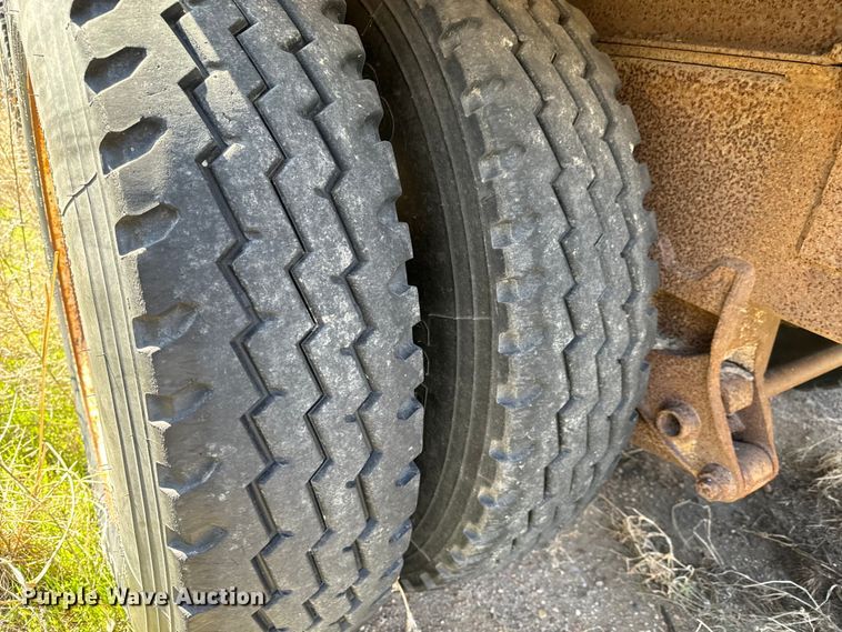 image for item NH9040 2002 Cornhusker  800R-32102-584 end dump pup trailer