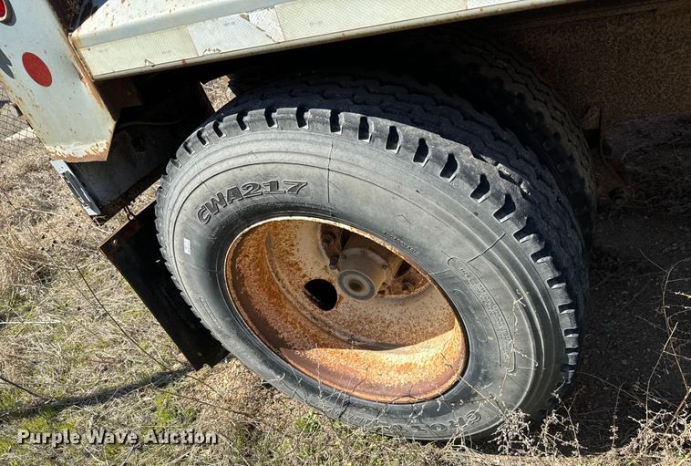 image for item NH9040 2002 Cornhusker  800R-32102-584 end dump pup trailer