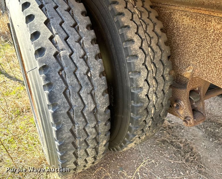 image for item NH9040 2002 Cornhusker  800R-32102-584 end dump pup trailer