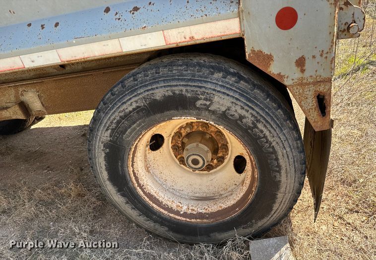 image for item NH9040 2002 Cornhusker  800R-32102-584 end dump pup trailer