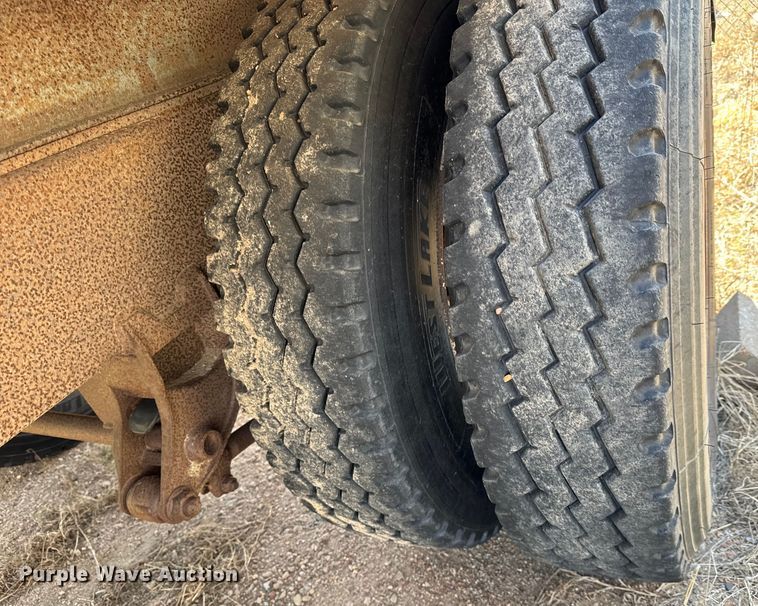 image for item NH9040 2002 Cornhusker  800R-32102-584 end dump pup trailer