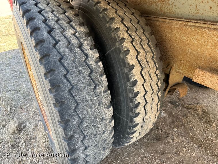 image for item NH9040 2002 Cornhusker  800R-32102-584 end dump pup trailer