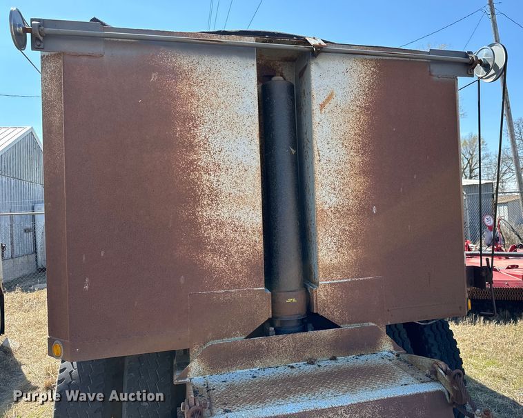 image for item NH9041 1996 Cornhusker  800R-11996-363 end dump pup trailer