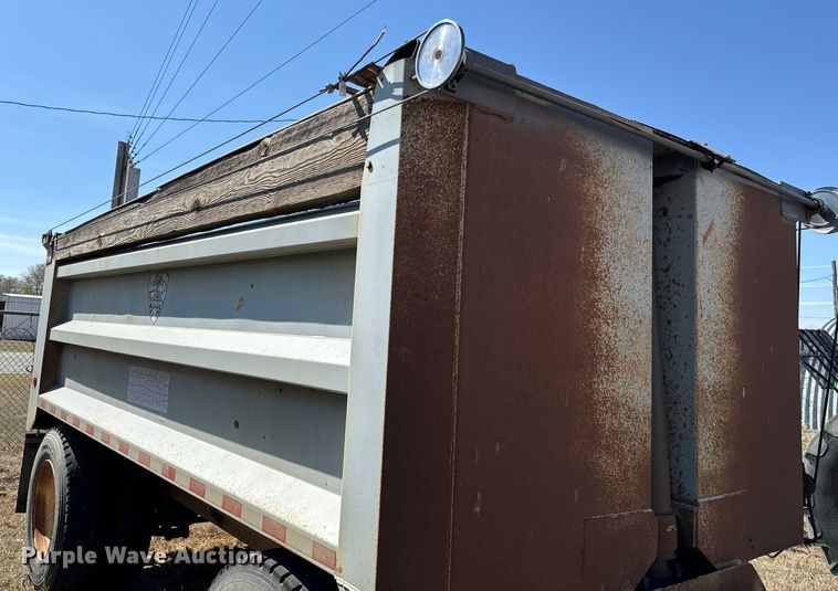 image for item NH9041 1996 Cornhusker  800R-11996-363 end dump pup trailer