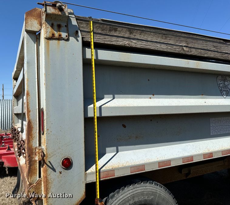 image for item NH9041 1996 Cornhusker  800R-11996-363 end dump pup trailer