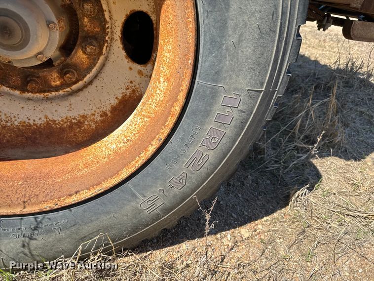 image for item NH9041 1996 Cornhusker  800R-11996-363 end dump pup trailer