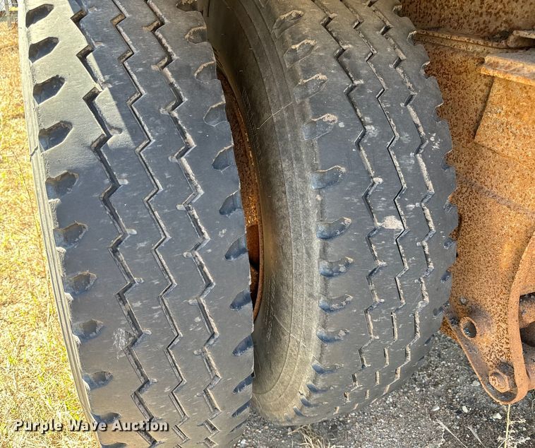 image for item NH9041 1996 Cornhusker  800R-11996-363 end dump pup trailer