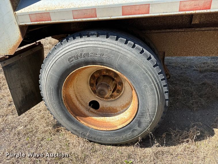 image for item NH9041 1996 Cornhusker  800R-11996-363 end dump pup trailer