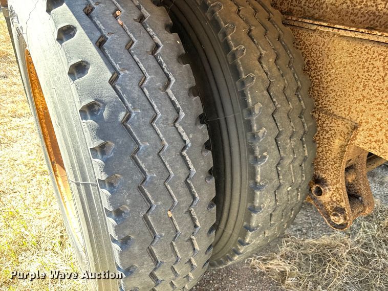 image for item NH9041 1996 Cornhusker  800R-11996-363 end dump pup trailer