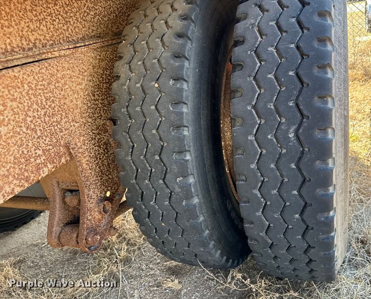 image for item NH9041 1996 Cornhusker  800R-11996-363 end dump pup trailer