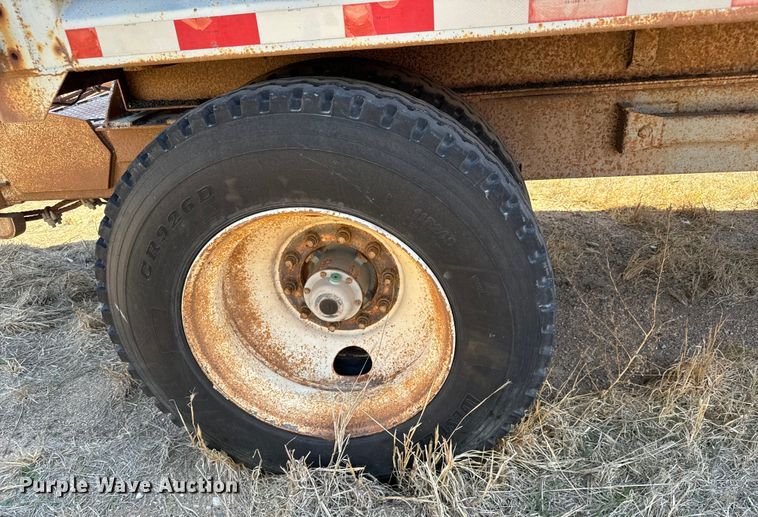 image for item NH9041 1996 Cornhusker  800R-11996-363 end dump pup trailer